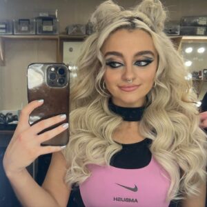 Mollie Gallagher Instagram - ITS SHOW DAY ⛸ 
If you enjoy tonight’s performance, would love it if you could all vote for me and @slongchambon to try and get us to the semi finals💫 💖💖💖
