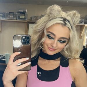 Mollie Gallagher Instagram - ITS SHOW DAY ⛸ 
If you enjoy tonight’s performance, would love it if you could all vote for me and @slongchambon to try and get us to the semi finals💫 💖💖💖
