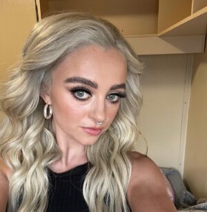 Mollie Gallagher Instagram - My dancing on ice dream is really letting me live my blonde dream 🤍
Hair- @charliewilkinsonhair 
Makeup- @enyasullivanmakeup