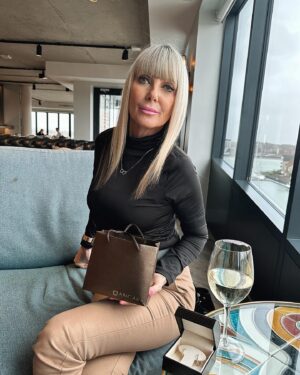 Mollie Salmon Instagram - Everybody knows diamonds are a girls best friend so why not treat your mum this Mother’s Day ? 

Promo code: IF140MOLL  for 14% off jewellery and free gifts with every purchase.

#GemOfAMum #GiftWithAngara #MothersDay #AngaraGlamSquad #AngaraJewelleryUK #ad