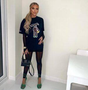 Mollie Salmon Instagram - For anyone it may concern those are leggings and not tights 🤫