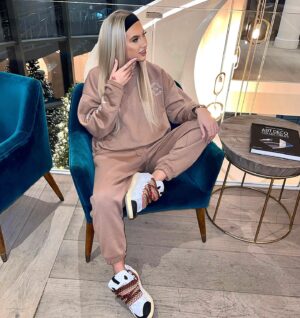 Mollie Salmon Instagram - @thediamondstoreuk giving me the perfect Christmas present this year 💍 #AD

https://www.thediamondstore.co.uk/?utm_source=insta&utm_medium=molliesalmon&utm_idDebbie