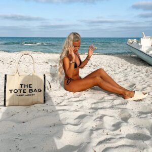 Mollie Salmon Instagram - Get me on holiday asap 🐚