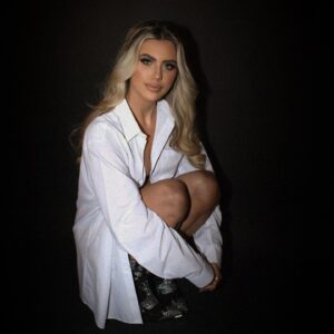 Mollie Salmon Instagram - 🤠

Photographer 📸 @snappt.ldn 
Makeup 💄 @makeupjessica