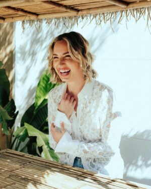 Molly McCook Instagram - Sorry not sorry that I’ll be posting photos from this shoot possibly forever 🌞🍹✨

Shot by @zcassar 
Styled by @mulsymouse 
Assisted by @zackcloudhall