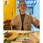Molly Bernard Instagram - Another trip around the sun 🌻🌞