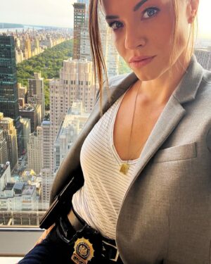 Molly Burnett Instagram - Game time 🚨 See y’all tonight #dundun 9/8c on @nbc @nbclawandorder @wolfentertainment #SVU