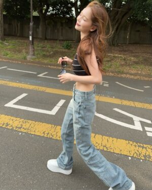 Momo Shitou Instagram - ㅤㅤㅤㅤㅤㅤㅤㅤㅤㅤㅤㅤㅤ
履くだけでスタイルアップできちゃう
@rienda_officialのNEW美ラインデニム。♡

デニム大好きで沢山持ってるんだけど…
厚手のデニム生地で、脚のラインが綺麗に見えてお気に入り🫶🏻

バックポケットのタグプレートがかわいい…

#PR #rienda #rienda_ambassador