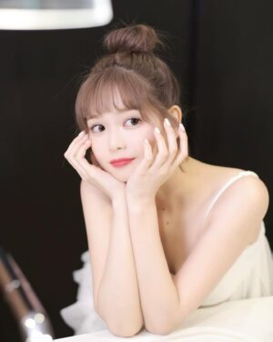 Momo Shitou Instagram - ㅤㅤㅤㅤㅤㅤㅤㅤㅤㅤㅤㅤㅤ
ストーリーでもカウントダウンしてるけど🌙

3月5日に講談社さんから初のデジタルフォトブック
「ももびより」が配信されることになりました。
誕生日当日、皆さんにお届けできる事が
とてもとても嬉しいです。
好きが増して好きが溢れますように…
楽しみにしていて下さい、宜しくお願いします🦢

この写真、フォトブックには載らないけどお気に入り
大好きなパンたべてます🍞