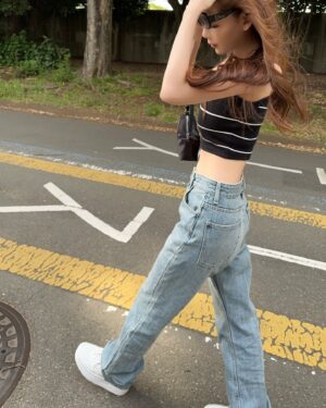 Momo Shitou Instagram - ㅤㅤㅤㅤㅤㅤㅤㅤㅤㅤㅤㅤㅤ
履くだけでスタイルアップできちゃう
@rienda_officialのNEW美ラインデニム。♡

デニム大好きで沢山持ってるんだけど…
厚手のデニム生地で、脚のラインが綺麗に見えてお気に入り🫶🏻

バックポケットのタグプレートがかわいい…

#PR #rienda #rienda_ambassador
