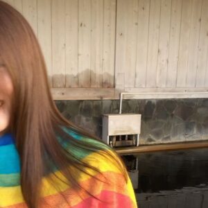 Momoka Ishida Instagram - お久しぶりだ。最近は撮影したりお家で映画みたりしながら過ごしてます。これは撮影の合間に揺れながら髪の汗を乾かそうとするわたし🌈