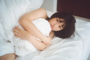 Momoka Ishida Instagram - オフショット📸 film
ちゃんももチューブに写真集撮影の石垣島2泊3日密着がupされました。ひと足先にのぞいてみてください、是非。

#石田桃香1st写真集 #2021年2月発売 #film
#filmphotography #gravure #youtube