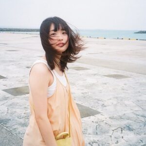 Momoka Ishida Instagram - 大雨フェリーも楽しかった〜⛴
写真集「MOMOKA」オフショット📸 film

#石田桃香1st写真集 #2021年2月発売 #グラビア
#photography #photomodel #gravure