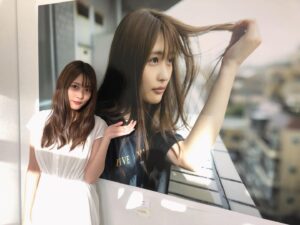 Momoka Ishida Instagram - 写真展「愛しい瞬間」本日より始まりました☺︎
グラビアを初めて上野さんに撮ってもらってから約2年。ここでしか見られない写真や沢山の瞬間がこの空間に詰まってます。写真の購入特典もあるので是非、お越しください！

日程:10月2日〜10月10日
場所:渋谷ギャラリーLE DECO 5F
