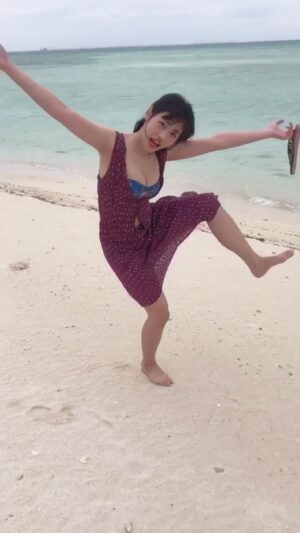 Momoka Ishida Instagram - 写真集オフムービー🏝
この衣装お気に入り！気持ちいい風だった〜
予約ページはハイライトにURL貼ってます！

#石田桃香1st写真集 #2021年2月発売 #オフショット
#photography #photomodel #gravure