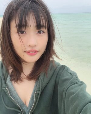 Momoka Ishida Instagram - 明日からもっともっと笑って過ごせる日が来ますよーに！少しずつ楽しいこと見つけていこーね。
良いお年を🕊

#石田桃香1st写真集 #2021年2月発売 #オフショット
#photography #photomodel #gravure