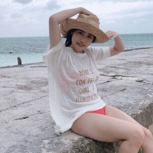 Momoka Ishida Instagram - 写真集オフショット
風で帽子飛んでいきそうなって必死やった🌪

#石田桃香1st写真集 #2021年2月発売 #グラビア #photography #photomodel #gravure