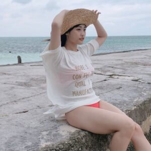 Momoka Ishida Instagram - 写真集オフショット
風で帽子飛んでいきそうなって必死やった🌪

#石田桃香1st写真集 #2021年2月発売 #グラビア #photography #photomodel #gravure