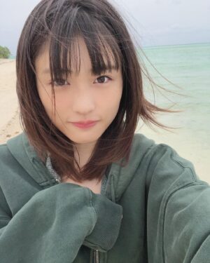 Momoka Ishida Instagram - 明日からもっともっと笑って過ごせる日が来ますよーに！少しずつ楽しいこと見つけていこーね。
良いお年を🕊

#石田桃香1st写真集 #2021年2月発売 #オフショット
#photography #photomodel #gravure