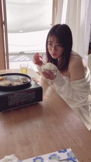 Momoka Ishida Instagram - 「BOMB4月号」発売中！
お家でのんびりデートって感じ？

#ボム #石田桃香 #グラビア #水着
#photography #photomodel #gravure
