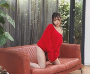 Momoka Ishida Instagram - ちょっと前やけど21日は誕生日でした🎂
今年も誕生日近くにこうしてカレンダー発売できる事が嬉しい。応援してくれる皆さんのおかげです、ほんまにありがとう！発売は10月30日🎃もうすぐ、お楽しみにっ