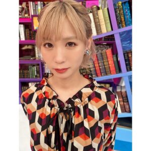 Momoko Gumi Company Instagram - 『日曜日の初耳学』

styling @stylist_yuya 
hair make @aoiokiraku 

#初耳学
#モモコグミカンパニー