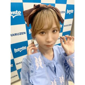 Momoko Gumi Company Instagram - 『悪魔のコーラス』
福岡サイン本お渡し会

styling @stylist_yuya 

#モモコグミカンパニー 
#悪魔のコーラス