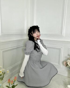 Momona Kohama Instagram - 🗝
春服長袖の季節がもうすぐ終わりそうで寂しいなぁ🌀

夏もたくさんハニシナさん着ておそろいしましょ👗✨️

この2着、撮影で着たときに一目惚れして
どっちも色違いのピンク持ってるの〜！！！💖

 #honeycinnamon  #ハニーシナモン