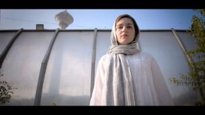 Mona Ahmadi Instagram - 🎬
▪️پلان1؛ برداشت دوم از قضیه اول | «این تصاویر مربوط به فیلم نیست»
.
▪️اولین تیزر فیلم سینمایی «برداشت دوم از قضیه اول» رونمایی شد. این فیلم سرانجام پس از دوسال از روز 30بهمن در گروه سینمایی هنر و تجربه به نمایش در خواهد آمد. در تیزرهای این فیلم 15تن از بازیگران جوانِ  تئاتر و سینما حضور دارند که همگی فارغ‌التحصیلان و دانشجویان رشته سینما و تئاتر هستند که هم‌اکنون به صورت حرفه‌ای در حال فعالیت در این عرصه‌اند. در اولین آنونس این فیلم، مونا احمدی، ایمان صیاد برهانی، سعید زارعی، شیدا خلیق و امیررضا رنجبران بخش‌هایی از دیالوگ‌های فیلم «برداشت دوم از قضیه اول» را بازخوانی می‌کنند.
.
▪️فیلم «برداشت دوم از قضیه اول» به کارگردانی پویان باقرزاده، درباره‌ چند جوان فارغ‌التحصیل رشته تئاتر و سینماست که سال‌ها  بعد از پایان تحصیل، اتفاقی که آرزویش را داشته‌اند، برایشان نیفتاده؛ آن‌ها نمی‌خواهند که رویاهایشان از دست برود و برای همین خودشان دست بکار می‌شوند تا یک فیلم بسازند.
.
▪️در این فیلم، که تهیه‌ آن را یحیی منصور موید و پویان باقرزاده به صورت مشترک بر عهده دارند، مهران میری، مینا زمان، عاطفه جمالی و پدرام انصاری به ایفای نقش می‌پردازند. هم‌چنین ماهان حیدری به عنوان مجری طرح در این اثر حضور دارد.
.

@bardashtedovom
@bardashtedovom
@bardashtedovom
.
#برداشت_دوم
#سینمای_دانشجویی
#هنروتجربه
#برداشت_دوم_از_قضیه_اول 
#فیلم #سینما #تئاتر #اکران
 #جشنواره_فیلم_فجر
#ایران #تهران 
#secondtakeonthefirstincident
#bardashtedovom
#experimentalmovie
#movie #film #cinema #theater 
#fajrfilmfestival
#iran #tehran