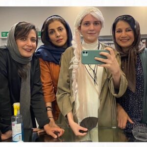 Mona Ahmadi Instagram - تصویری مثبت از زنان بی‌حیا👩🏻‍🎤. #در_انتظار_گودو