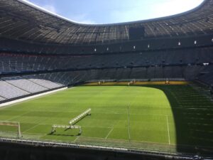 Mona Ahmadi Instagram - برای اولین بار در استادیوم بودن⚽️ در انتهای زمین آفتاب مصنوعی برای رشد چمن‌های در سایه‌رو مشاهده می‌کنین😎