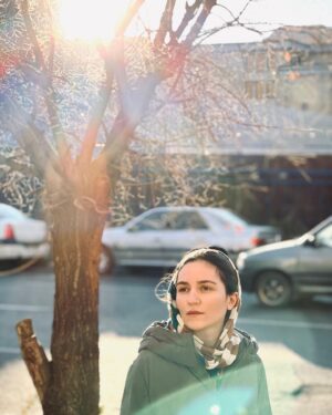 Mona Ahmadi Instagram - مثلا حواسم نیست 👀 
عکس @shojaii