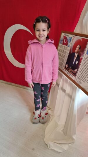 Mona Çalış Instagram - İstiklal Marşımızın 103. Yıl dönümünde Helo’m 🇹🇷 

#istiklalmarşı #mehmetakifersoy #atatürkçocukları