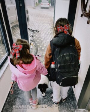Mona Çalış Instagram - Bir kardeşi olmalı insanın hayatta.
Bir sırdaşı, can yoldaşı, canı olmalı.
Sizi anlayan ve gerçekten seven.
Küsmek nedir bilmediğiniz…
Dost kalmayı başardığınız,
Bir damla gözyaşınız için dünyaları bile yıktığınız…
Kız kardeşi olmalı insanın 👭🏻 ♥️