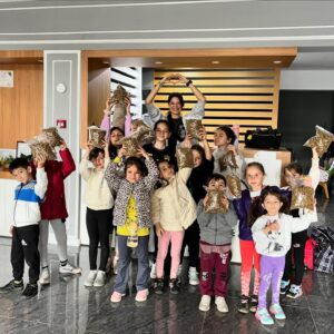Mona Çalış Instagram - Sporlarını yaptılar ve ders sonunda mamalarını alıp bana söz verdiler 🙏🏼 
Çocuklara öğretmek gerek. Onlardan küçük ve korumasız canlılara nasıl yardımcı olabilirler bilmiyorlar. Doğru bir şekilde yönlendirilmeyi bekliyorlar. Köpek, kedi, kuş, çiçek, ağaç, insan farketmez… 
İyi olmayı, kendinden başkasına fayda sağlamayı ve bunun verdiği paha biçilemez huzuru öğrensinler. 
Sorumlulukları olsun diğer canlılara karşı her zaman. Bunun temelini şimdi küçük yaşlarda atmalı ki dünya kökten değişsin ve gelişsin 🏵️ 

İyilikle dokunun hayata çünkü iyilik bulaşıcı 🤍

#sakarya #hendek #monacalis #monacalisöğrencileri #zeyosaglikliyasammerkezi #sokakhayvanları #sokakhayvanlarınıkoruyalım