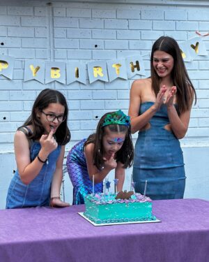 Mona Çalış Instagram - Doğum günü haftamız mutlu olsun kızlarım 💕 
Helen 6, Destan 12, ben 32 oldum 🥳🎈🥰
Ve benim canım ailem…  hep birlikte muhteşem günlere 😌🧿