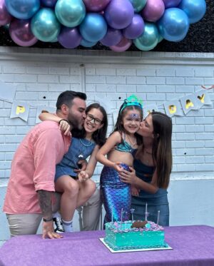Mona Çalış Instagram - Doğum günü haftamız mutlu olsun kızlarım 💕 
Helen 6, Destan 12, ben 32 oldum 🥳🎈🥰
Ve benim canım ailem…  hep birlikte muhteşem günlere 😌🧿