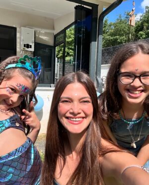 Mona Çalış Instagram - Doğum günü haftamız mutlu olsun kızlarım 💕 
Helen 6, Destan 12, ben 32 oldum 🥳🎈🥰
Ve benim canım ailem…  hep birlikte muhteşem günlere 😌🧿