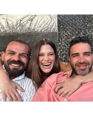 Mona Çalış Instagram - Doğum günü haftamız mutlu olsun kızlarım 💕 
Helen 6, Destan 12, ben 32 oldum 🥳🎈🥰
Ve benim canım ailem…  hep birlikte muhteşem günlere 😌🧿