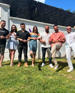 Mona Çalış Instagram - Doğum günü haftamız mutlu olsun kızlarım 💕 
Helen 6, Destan 12, ben 32 oldum 🥳🎈🥰
Ve benim canım ailem…  hep birlikte muhteşem günlere 😌🧿