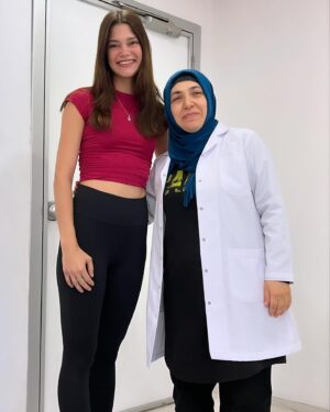 Mona Çalış Instagram - Burdayım, ayaktayım 😌 

Deneyimlerimi, yaşadıklarımı sizlerle paylaştım. 
Sağlığınıza ve mentalinize dikkat etmeniz dileğiyle 🙏🏼

Her şartta her zaman tüm hassaslığıyla yanımda olan sevdiğim adam @burcancls a ve tüm aileme, ailemden ayrı olmayan can dostlarıma ve destek olan, moral veren her kese, doktorum Melek Çiçek Aydın’ a ve tüm @adatiphastanesi ekibine çok teşekkür ediyorum. 
İyi ki varsınız 🤍