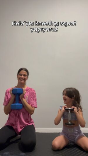 Mona Çalış Instagram - Çocuklarınızın fiziksel olarak aktif olmasını istiyorsanız; 
Önce SİZ aktif olun ! 

Ne zaman Burcan’la birlikte spor yapmaya başlasak kızlar hemen “biz de yapabilir miyiz ?” diye yanımıza geliyor. Onları spor yapmaya hiç zorlamadık, hep biz yaptık ve onlar bizden görerek bunun sağlıklı olmak için gerekli bir durum olduğunu anladılar ve örnek alarak isteyerek severek yapıyorlar. 
Bu video gelişi güzel hazırlanmadan çektiğimiz bir video oldu. Saçımıza başımıza bakın 🙈
Çok tatlı değil mi 🤗
 
@serkan.sygn hocamın benim için özel olarak hazırladığı bacak popo egzersizlerinin içinde bu hareket ve dahası var. Size özel antrenman programı için ona başvurmanızı şiddetle tavsiye ederim 😌 

#kneelingsquat