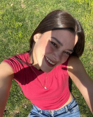 Mona Çalış Instagram - Her şeye rağmen bu deli ayakta 🙃🌿