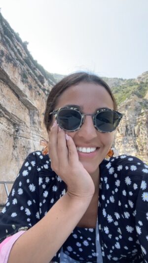 Mona Mosly Instagram - سبحان الله كيف كل احد مننا عنده معايير متفاوتة للجمال بكل معانية بس كمية الجمال الجميل لمن نوصل لبصيرة تخلينا نقدَّرَ ابسط انواع الجمال اللي خلينا نستمع باكبر معاني الحياة كيف جمال لون فراشة تطير حولينا ممكن تكون سبب لجمال يوم بكاملة و ممكن تكون تقدير لمعاني جمال اكبر بكثير كل شيء يبداء صغير و يسير كبير بس معنى الكبير ما يتقدر صح غير لو الصغير اخذ كل حقوقة بكل ماتحملة الكلمة من معنى 
كلام من القلب💗