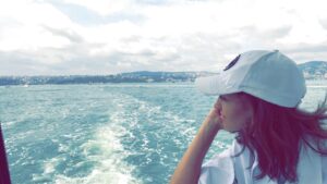 Mona Mosly Instagram - اكبر كنز ممكن نكون محظوظين بية لو ان وجد نعمة  البصيرة لانو بيها طريقنا يكون اهون و فهمنا يكون أسهل و عطائنا يكون اكبر 
و ياسلام لو كانت البصيرة تعلمنا الرحمة اللي تساعدنا نرحم بيها حالنا و نساعد نرحم بيها غيرنا عشان نوصل لمرحلة نفهم بيها انو ايام حنكون في  المقدمة و ايام حنكون في النصف و ايام حنكون في المؤخرة و بسسبب نعمة البصيرة كل صف من الصفوف حيكون لية لذتة خبرتة و الرسالة اللي المفروض نتعلم منها 

كلام من القلب💗