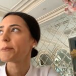 Mona Mosly Instagram - مررررة كان يضحك انو الكيكة لحقتني في الحلم صار المووووضع صعب حب زيادة 🤣 الفكرة انو الجميل كيف كلنا بالفعل ارزاق لبعض كل احد بفكرة جملة او تصرف ممكن يرزق الثاني شيء جميل @sweetateliersa