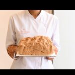 Mona Mosly Instagram - مرة احب القصص القصص القصص احب اقولها احب اسمعها و احب كل قصة تعدي عليا تعلمني شيء او تلهمني باشياء بس قصتنا ماتبدا غير جذورنا ثقافتنا و نكهات بلادنا من اكثر القصص اللي احبها اللي تذكرنا باحاسيس حلوة و ترجعنا لاحلى الايام و الجمعات ترجمناها في حلويات من قلبي لقلبكم كيكة التمر و كريمة الحنيني كيكة حلاوة طحينية كيكة عسل الباحة كيكة السحلب و الكراميل بنتو قدرة قادر موجودين التطبيقات the chefs و جاهز و اكيد تنورنا في المحل @sweetateliersa