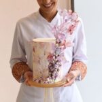 Mona Mosly Instagram - ذكرياتنا طفولتنا سعادتنا و احلى ايامنا تكتمل و نحنا بين اهلنا و احبابنا و سنة وراء سنة نكبر في العمر بس احساسنا في العيد يكون نفسة احساس الطفل السعيد المتحمس و عشان كدا سويت منيو مليان ذكريات حلوة ذكريات تشبة اهلي و اهلكم ( كيكة حلاوة العيد ، كيكة بابتي ، و كيكة من عائلتي الي عائلتكم ) تقدرو تحجزوها من اليوم عن طريق الرابط الموجود في البايو @sweetateliersa