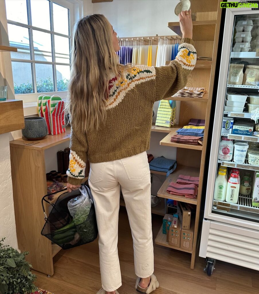 Monet Mazur Instagram - When the jumper matches the shop 🌼✌🏼