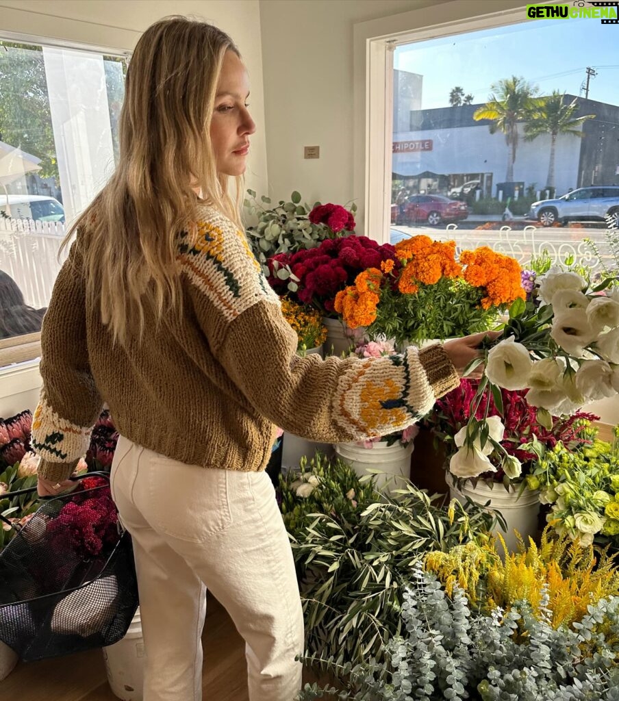 Monet Mazur Instagram - When the jumper matches the shop 🌼✌🏼